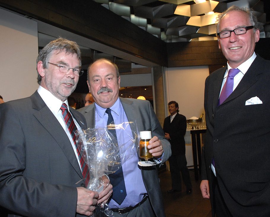 Verleihung der Ehrenbezeichnung -Bürger des Ruhrgebiets" an Manfred Breukmann, hier mit Dr. Stratmann und dem Künstler Schriewer