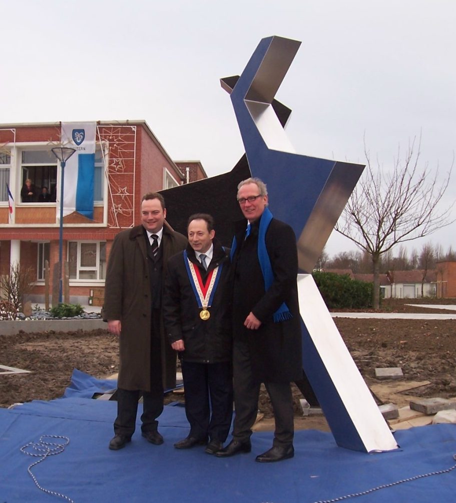 Schriewer mit den Bürgermeistern von Haltern und Roost-Warendin -F- bei der Einweihung seiner Skulptur "Zwilling "