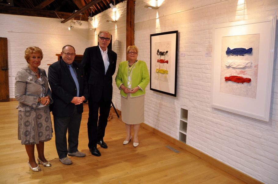 Bürgermeister L. Courdavault und Schriewer und Ratsmitglieder bei der Vernissage in Schloß Bernicourt in Frankreich