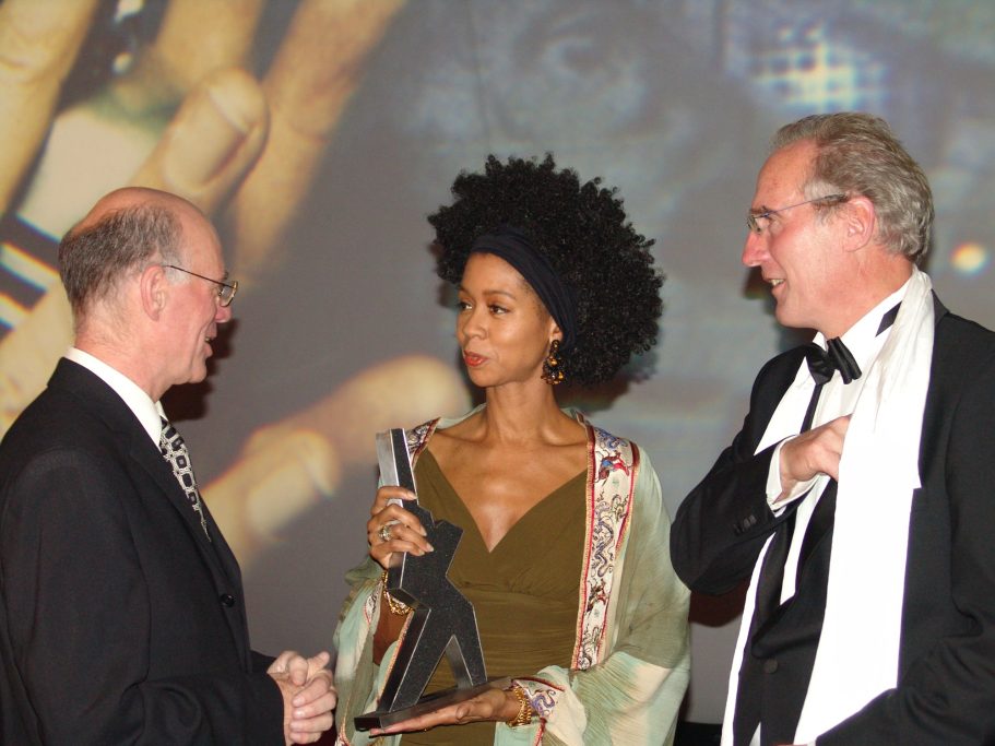 Bundestagspräsident Prof. Dr. Lammert mit Frau Westernhagen und dem Künstler Schriewer nach Übergabe des Landesmedienpreises.
